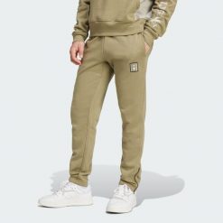 Spodnie Arsenal Seasonal Fleece. Zielone spodnie dresowe męskie Adidas, bez wzorów, z dresówki. Za 299.00 zł.