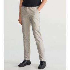 Spodnie chino - Jasny szary. Szare spodnie materiałowe damskie Reserved, bez wzorów. Za 89.99 zł.