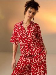 Wiskozowa koszula regular fit z krótkim rękawem - czerwony. Czerwone koszule damskie Sinsay, l, bez wzorów, z wiskozy, bez kołnierzyka, bez ramiączek. Za 25.99 zł.