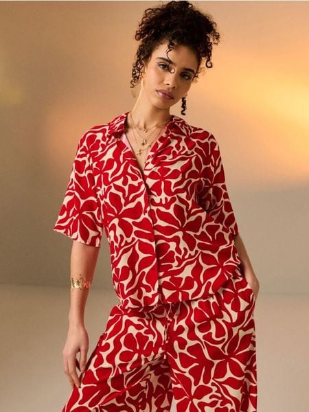 Wiskozowa koszula regular fit z krótkim rękawem - czerwony. Czerwone koszule damskie Sinsay, l, bez wzorów, z wiskozy, bez kołnierzyka, bez ramiączek. Za 25.99 zł.