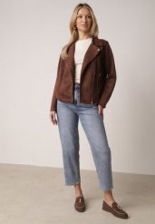 Niebieskie Jeansy z Bawełną o Kroju Mom Fit z Wysokim Stanem Kallis. Niebieskie jeansy damskie Born2be, z podwyższonym stanem. Za 109.99 zł.