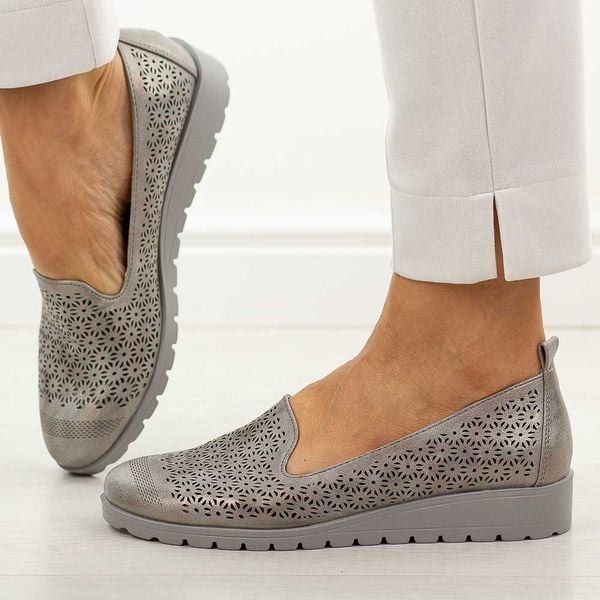 Szare ażurowe półbuty damskie M.Daszyński 1628-20. Szare półbuty damskie M.Daszyński, w ażurowe wzory, z jeansu, eleganckie, z okrągłym noskiem, bez obcasa. Za 179.00 zł.