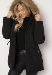 Czarna Kurtka Parka z Zasuwanymi Kieszeniami i Futerkiem Przy Kapturze Siarietia. Czarne kurtki damskie Born2be, na zimę, l, bez wzorów, z futra. Za 299.99 zł.