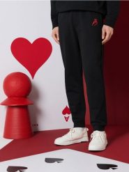 Dresowe spodnie na walentynki - czarny. Czarne spodnie sportowe męskie Sinsay, z dresówki. Za 49.99 zł.