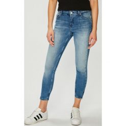 Review - Jeansy. Niebieskie jeansy damskie Review. W wyprzedaży za 129.90 zł.