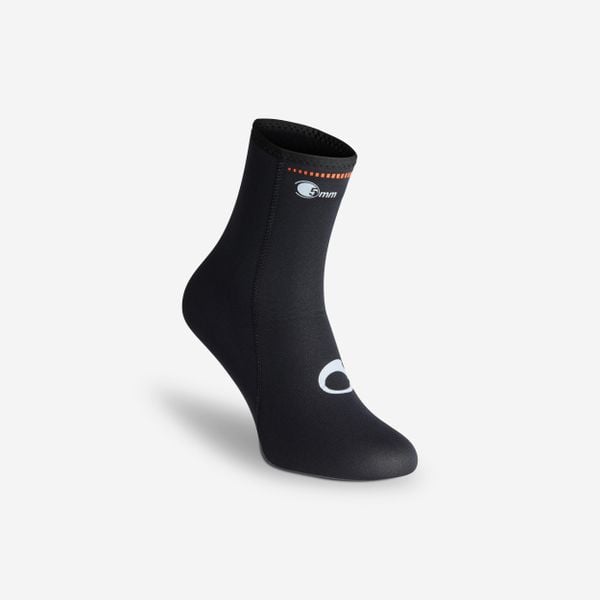 Skarpety nurkowe Subea z podeszwą z neoprenu 5 mm. Brązowe skarpetki damskie Decathlon, bez wzorów, z gumy. Za 139.99 zł.