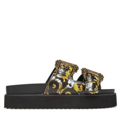 Klapki Versace Jeans Couture. Czarne klapki damskie Versace Jeans Couture, bez wzorów, z jeansu, bez obcasa. Za 609.99 zł.