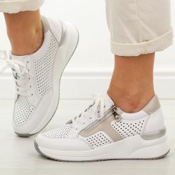 Białe skórzane ażurowe półbuty damskie Vinceza 95403. Białe półbuty damskie VINCEZA, w ażurowe wzory, z jeansu, biznesowe, z okrągłym noskiem, bez obcasa, na koturnie. W wyprzedaży za 215.10 zł.