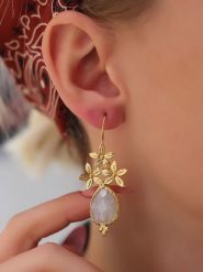 L'Atelier de Gaia Pozłacane kolczyki z kamieniami księżycowymi rozmiar: onesize. Białe kolczyki damskie L'Atelier de Gaia, z kamieniem księżycowym, pozłacane, z zapięciem typu bigiel. Za 56.99 zł.