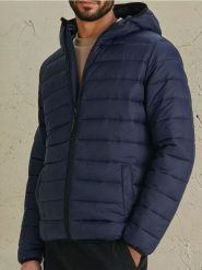 Kurtka puffer z kapturem - granatowy. Niebieskie kurtki męskie Sinsay, l, bez wzorów, klasyczne, z kapturem. Za 59.99 zł.