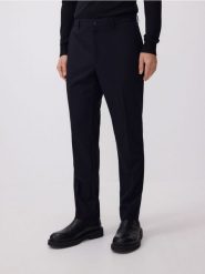 Spodnie chino slim z kantem - granatowy. Niebieskie spodnie materiałowe męskie Reserved, bez wzorów, z tkaniny. W wyprzedaży za 59.99 zł.