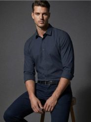 Gładka koszula basic - granatowy. Niebieskie koszule męskie Sinsay, l, bez wzorów, bez kołnierzyka, bez ramiączek. Za 39.99 zł.