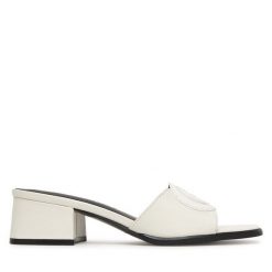 Klapki Guess. Białe klapki damskie Guess, z aplikacjami, bez obcasa. Za 449.99 zł.