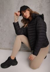 Czarna Przejściowa Kurtka Pikowana z Kapturem z Możliwością Odpięcia Pretiga. Czarne kurtki damskie Renee, l, bez wzorów, z jeansu, z kapturem. Za 109.99 zł.