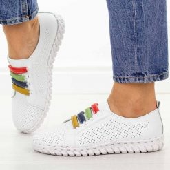 Białe ażurowe skórzane półbuty damskie Cambell 94334. Białe półbuty damskie Cambell, w ażurowe wzory, z jeansu, casualowe, z okrągłym noskiem, bez obcasa. Za 219.00 zł.