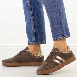 Czekoladowe skórzane półbuty damskie Sergio Leone Sp106. Brązowe półbuty damskie Sergio Leone, bez wzorów, z jeansu, casualowe, z okrągłym noskiem, bez obcasa, na płaskiej podeszwie. Za 209.00 zł.