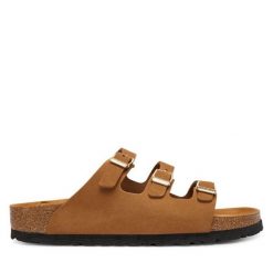 Klapki Birkenstock. Brązowe klapki damskie Birkenstock, bez wzorów, bez obcasa. Za 569.99 zł.