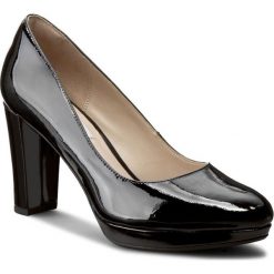 Półbuty CLARKS - Kendra Sienna 261188434 Black Patent. Czarne półbuty damskie Clarks, bez wzorów, z lakierowanej skóry, eleganckie, bez obcasa, na obcasie. W wyprzedaży za 209.00 zł.