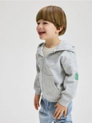 Rozpinana bluza z kapturem - jasnoszary. Szare bluzy i bluzki niemowlęce Reserved, bez wzorów, z bawełny, bez ramiączek, z kapturem. W wyprzedaży za 32.99 zł.
