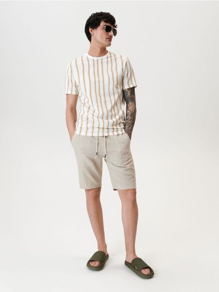 Szorty jogger z lnem - beżowy. Brązowe szorty męskie Sinsay, bez wzorów. Za 59.99 zł.
