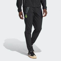 Spodnie Real Madrid Tiro 25 Pro Vis Tech Travel. Czarne spodnie sportowe męskie Adidas. Za 399.00 zł.