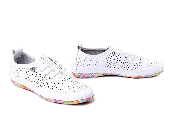 ARTIKER RELAKS 58C0572 biały, półbuty damskie. Białe półbuty damskie Artiker Relaks, bez wzorów, ze skóry, bez obcasa. Za 184.90 zł.