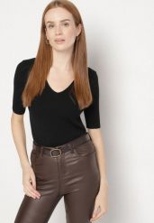 Czarna Prążkowana Bluzka z Dekoltem w Serek Unenisa. Czarne bluzki damskie Born2be, l, bez wzorów, z jeansu, bez kołnierzyka, bez ramiączek. Za 49.99 zł.