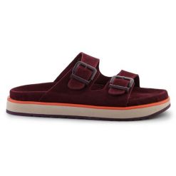 Klapki D.Franklin Nordic Sandal Buckle DFSH405004-BURG czerwone. Czerwone klapki damskie bez wzorów, bez obcasa. Za 360.01 zł.