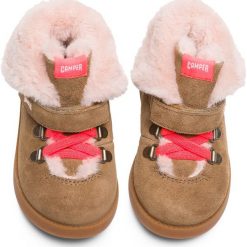 Botki "Bryn" w kolorze jasnobrązowym. Brązowe botki dziewczęce Camper, bez wzorów, z materiału, bez ramiączek. W wyprzedaży za 159.95 zł.