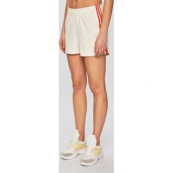 Adidas Originals - Szorty. Białe szorty damskie adidas Originals, bez wzorów, z bawełny, casualowe, z podwyższonym stanem. W wyprzedaży za 129.90 zł.