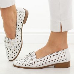 Białe skórzane półbuty damskie M.Daszyński 25113-7. Białe półbuty damskie M.Daszyński, z aplikacjami, ze skóry, casualowe, bez obcasa, na płaskiej podeszwie. Za 219.00 zł.