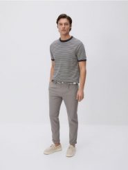 Spodnie slim fit z paskiem - beżowy. Brązowe spodnie materiałowe męskie Reserved, bez wzorów, z bawełny. Za 139.99 zł.