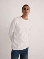 Bawełniany sweter - biały. Białe swetry męskie Reserved, l, bez wzorów, z bawełny, bez kołnierzyka. W wyprzedaży za 39.99 zł.