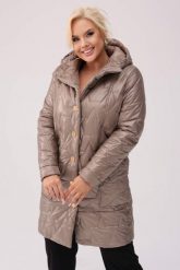 Pikowany ciemno-beżowy płaszcz Vivien z fantazyjnymi kieszeniami OVERSIZE PLUS SIZE XXL JESIEŃ. Brązowe płaszcze damskie Moda Size Plus Iwanek, na jesień, plus size, bez wzorów, z poliesteru, eleganckie, plus size. Za 469.90 zł.