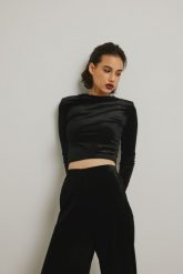 Krótki top z poduszkami z weluru w kolorze BLACK VELVET - MATARO-XS. Czarne topy damskie Marsala, xs, bez wzorów, z jeansu, bez kołnierzyka. W wyprzedaży za 37.48 zł.