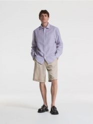 Szorty slim fit z zakładkami - beżowy. Brązowe szorty męskie Reserved, z bawełny, bez kołnierzyka. W wyprzedaży za 59.99 zł.