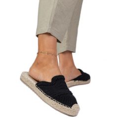 Czarne damskie klapki espadryle. Czarne espadryle damskie bez wzorów, z tkaniny, bez obcasa, na platformie. Za 85.50 zł.