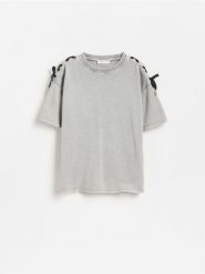 Bawełniany t-shirt z kokardkami - jasnoszary. Szare koszulki dziewczęce Reserved, bez wzorów, z bawełny, bez ramiączek. Za 39.99 zł.