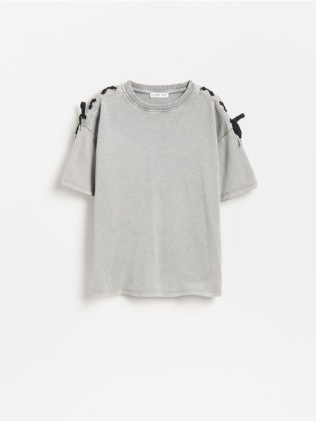 Bawełniany t-shirt z kokardkami - jasnoszary. Szare koszulki dziewczęce Reserved, bez wzorów, z bawełny, bez ramiączek. Za 39.99 zł.
