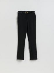 Spodnie z paskiem - czarny. Czarne spodnie materiałowe damskie Reserved, bez wzorów, z tkaniny. Za 139.99 zł.