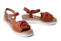 Artiker Relaks 58C3195 Brązowy, sandały damskie. Brązowe sandały damskie Artiker Relaks, bez wzorów, ze skóry, bez obcasa, na koturnie. Za 239.90 zł.