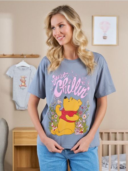 Bawełniana koszulka z nadrukiem Winnie the Pooh - szary. Szare t-shirty damskie Sinsay, l, bez wzorów, z bawełny, bez kołnierzyka. Za 39.99 zł.
