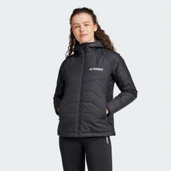 Kurtka Terrex Multi Synthetic Insulated Hooded. Czarne kurtki damskie Adidas, bez wzorów, z materiału, bez kaptura. W wyprzedaży za 380.95 zł.