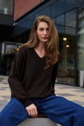Sweter z dekoltem w serek brązowy. Brązowe swetry klasyczne damskie MOODO, l, z poliamidu, bez kołnierzyka. Za 129.99 zł.