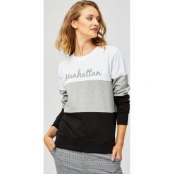 Bluza Manhattan. Białe bluzy bez kaptura damskie MOODO, m, z bawełny. Za 49.99 zł.