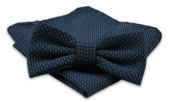 Granatowa Mucha Męska -ALTIES- z Taką Samą Poszetką, w Drobny Niebieski Rzucik. Niebieskie krawaty i muchy męskie Alties, bez wzorów, eleganckie. Za 54.00 zł.