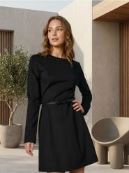 Klasyczna sukienka mini z paskiem i wiskozą - czarny. Czarne sukienki damskie Sinsay, l, bez wzorów, z wiskozy, klasyczne, bez kołnierzyka, bez ramiączek, mini. W wyprzedaży za 27.99 zł.