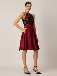 APART Sukienka w kolorze bordowym rozmiar: 42. Czerwone sukienki damskie Apart, bez wzorów, bez kołnierzyka, bez ramiączek, midi. Za 245.96 zł.