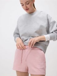 Bawełniane szorty - brudny róż. Czerwone szorty damskie Reserved, bez wzorów, z bawełny. Za 39.99 zł.
