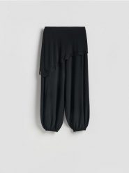 Spodnie balloon ze spódnicą - czarny. Czarne spodnie materiałowe damskie Reserved, bez wzorów, z dzianiny. Za 149.99 zł.